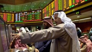 مستثمرون يتابعون التداولات ببورصة الكويت