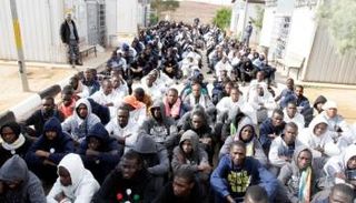 مهاجرون غير شرعيين في مخيم احتجاز بليبيا 