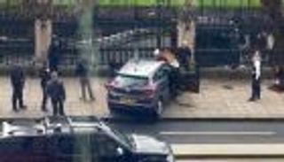 بالصور والفيديو.. إصابة 12 شخصا في هجوم إرهابي يستهدف البرلمان البريطاني