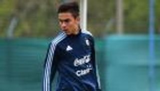 ديبالا يغادر معسكر الأرجنتين للإصابة