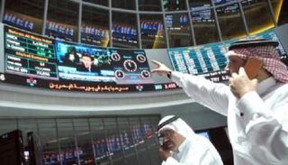 متعاملون في سوق البحرين .. أرشيفية