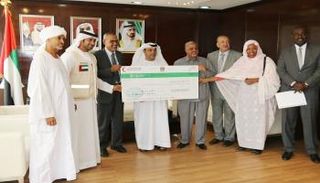 الهلال الأحمر الإماراتي يقدم شيكا  لكفالة الأيتام في السودان