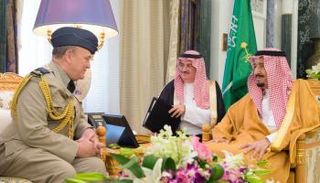 خادم الحرمين الشريفين يستقبل رئيس أركان الدفاع البريطاني