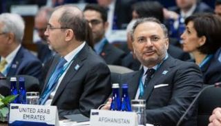 الدكتور أنور قرقاش خلال الاجتماع