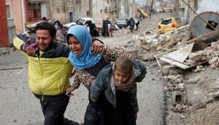 سكان يحاولون الهرب من داعش بالموصل