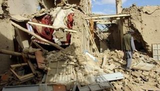 أفغاني وسط منزله المدمر