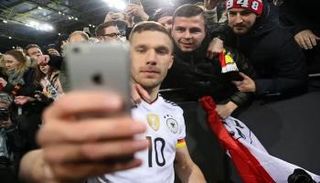 سيلفي بودلي مع الجماهير بعد اللقاء