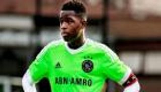 موهبة أياكس يغازل مانشستر يونايتد