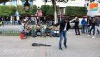بالفيديو.. فرق شارع بورقيبة بتونس تحارب الإرهاب بموسيقى السلام
