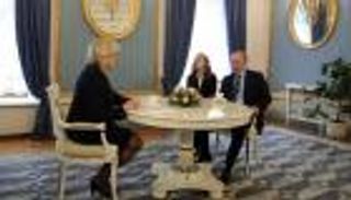 بوتين يتحدى هولاند ويتخطى البروتوكول باستقبال لوبان