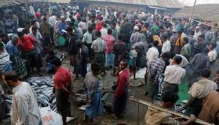 رجال في سوق للسمك بولاية راخين (رويترز)