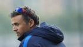 صديق إنريكي يشيد بقرار رحيله عن برشلونة 