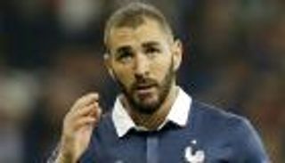 بنزيمة يطلب تفسيرا من مدرب فرنسا لاستمرار استبعاده