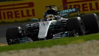 هاميلتون يتصدر السباق