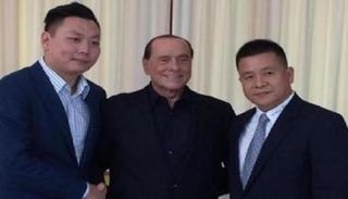 بيرلسكوني مع ممثلي المجموعة الصينية