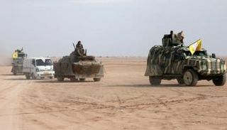 مقاتلون من "قوات سوريا الديمقراطية" في شمال الرقة (رويترز)