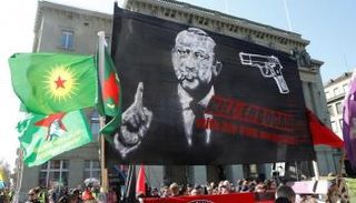 متظاهرون يرفعون لافتات مناوئة لأردوغان في برن