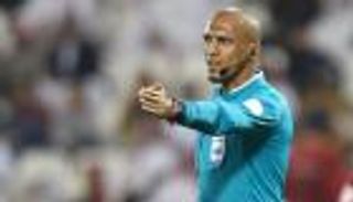 طاقم تحكيم عماني لمباراة الإمارات وأستراليا