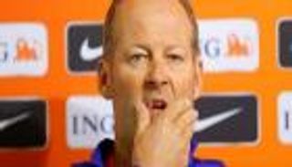 مدرب هولندا مهدد بالإقالة قبل مواجهة إيطاليا