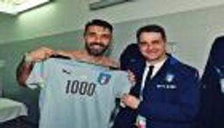 بوفون يداعب جماهيره بالمباراة الـ2000