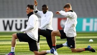 أوزيل في مران ألمانيا الأحد