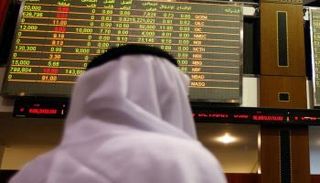 متعامل في سوق دبي..أرشيفية