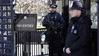 شرطيان مسلحان عند بوابة للبرلمان البريطاني