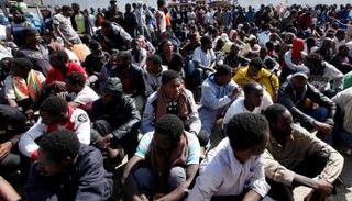 مهاجرون في مركز للمهاجرين في طرابلس