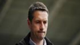 الجزائر تقترب من مدرب أستون فيلا السابق