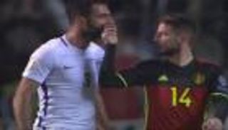 شاهد: أنف مدافع اليونان يكلف ميرتينز بطاقة صفراء