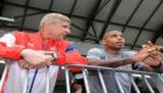 أسطورة أرسنال يطالب بالإبقاء على فينجر