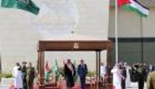 خادم الحرمين يصل الأردن.. والملك عبد الله على رأس مستقبليه 