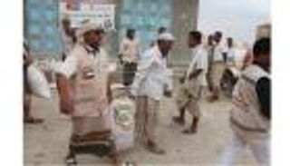 الهلال الأحمر الإماراتي يغيث أهالي مديرية غيل باوزير اليمنية