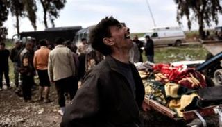 عراقي يبكي جثث أقاربه الذي قضوا في الغارات