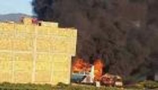 طلاب مغربيون يهاجمون سكنا أمنيا بالحجارة ويحرقون 5 مركبات