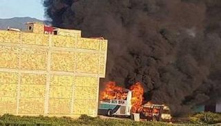 طلاب مغربيون يهاجمون سكنا أمنيا بالحجارة ويحرقون 5 مركبات