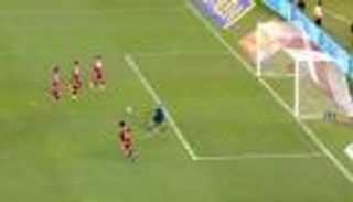 بالفيديو.. 4 لاعبين يهدرون انفرادا بطريقة ساذجة