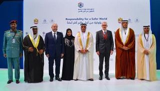 الفريق سيف بن زايد زيارة في أرض المعارض بأبوظبي 