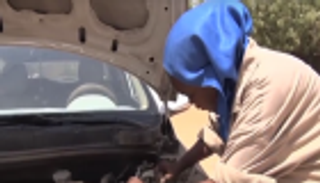 بالفيديو..سحر إبراهيم أول سودانية تعمل ميكانيكي سيارات