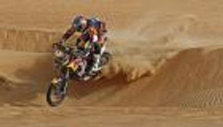 "الهليكوبتر" ترافق السائقين في رالي أبوظبي الصحراوي