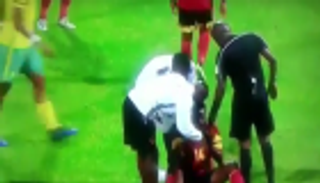 بالفيديو.. حكم "ينطح" لاعب في ودية جنوب إفريقيا وأنجولا