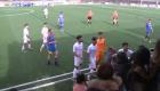 بالفيديو.. مشاجرة بين لاعبين ومشجعين في إسبانيا