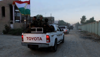 أكراد يرفعون علم كردستان