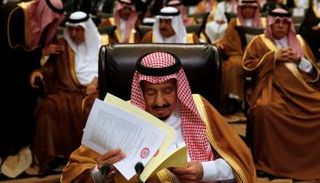 الملك سلمان بن عبد العزيز خلال القمة العربية الـ28