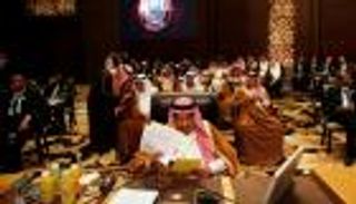 الملك سلمان يستقبل رئيس الوزراء العراقي على هامش قمة عمان