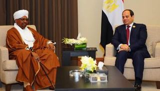 الرئيسان السيسي والبشير خلال اللقاء 
