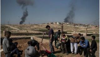 عملية دفن الضحايا بالموصل