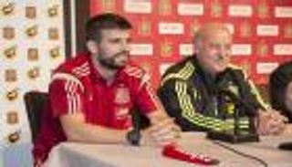 ديل بوسكي يطالب بيكيه بالتراجع عن قرار الاعتزال