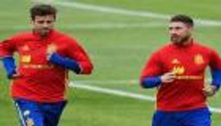 بيكيه وراموس يشتبكان مجددا بعد انتهاء "المهمة الوطنية"