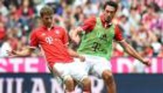 بالفيديو.. مولر يهزم هوملز في "تحدي اللمستين"